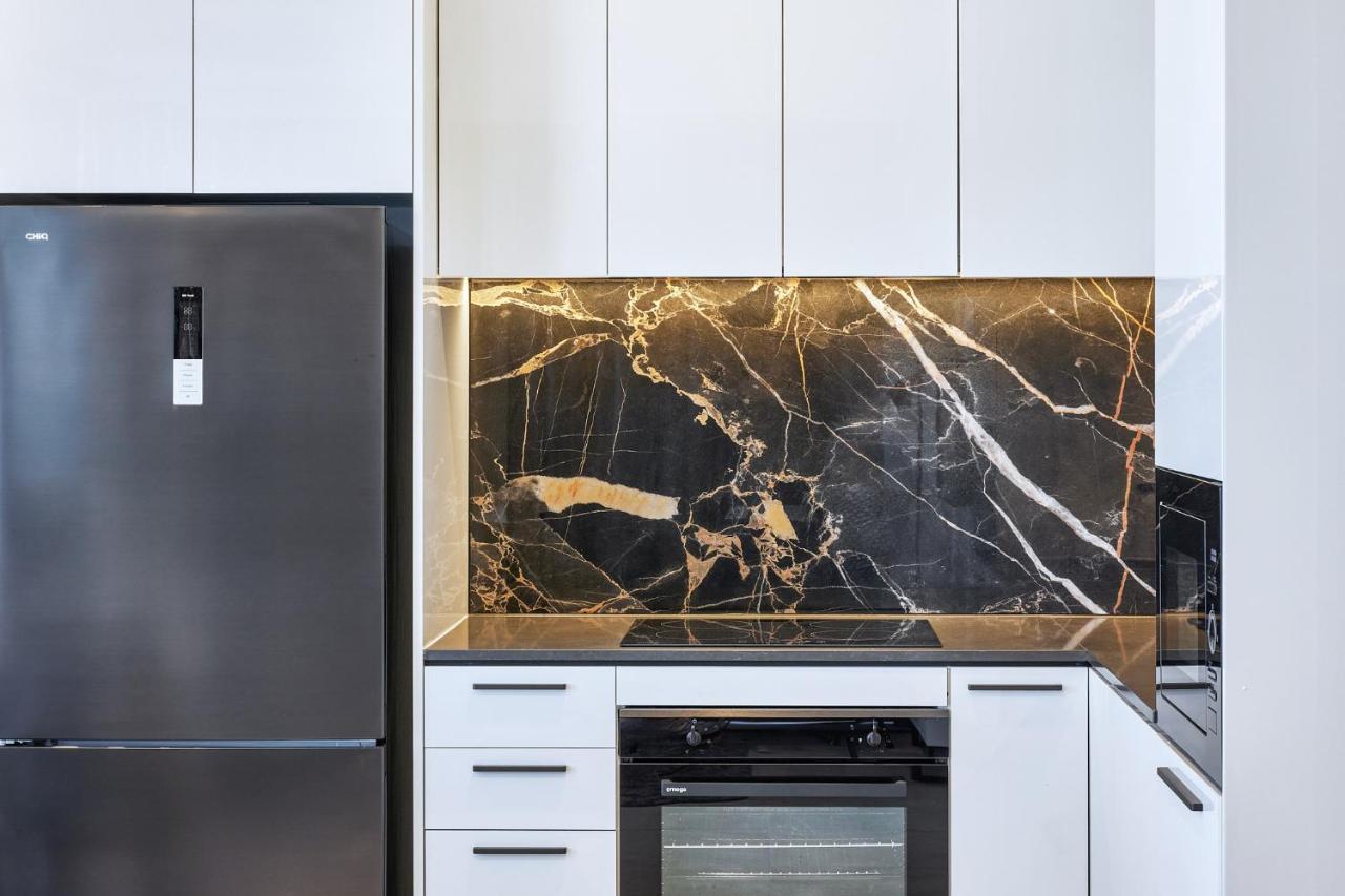 Meriton Suites ליברפול מראה חיצוני תמונה A kitchen with a black granite countertop