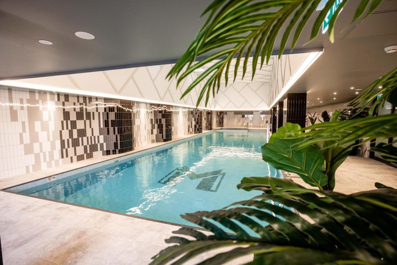 Meriton Suites ליברפול מראה חיצוני תמונה The swimming pool at the hotel