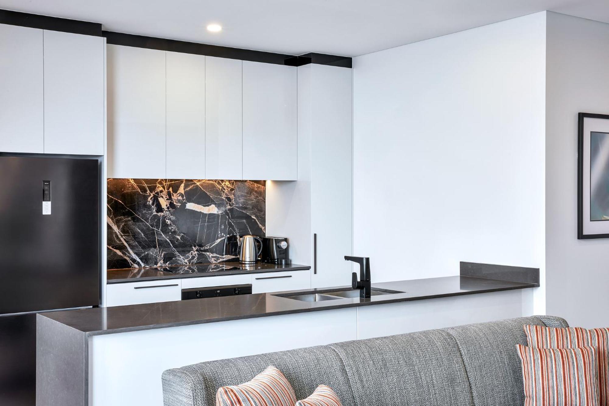 Meriton Suites ליברפול מראה חיצוני תמונה A modern kitchen