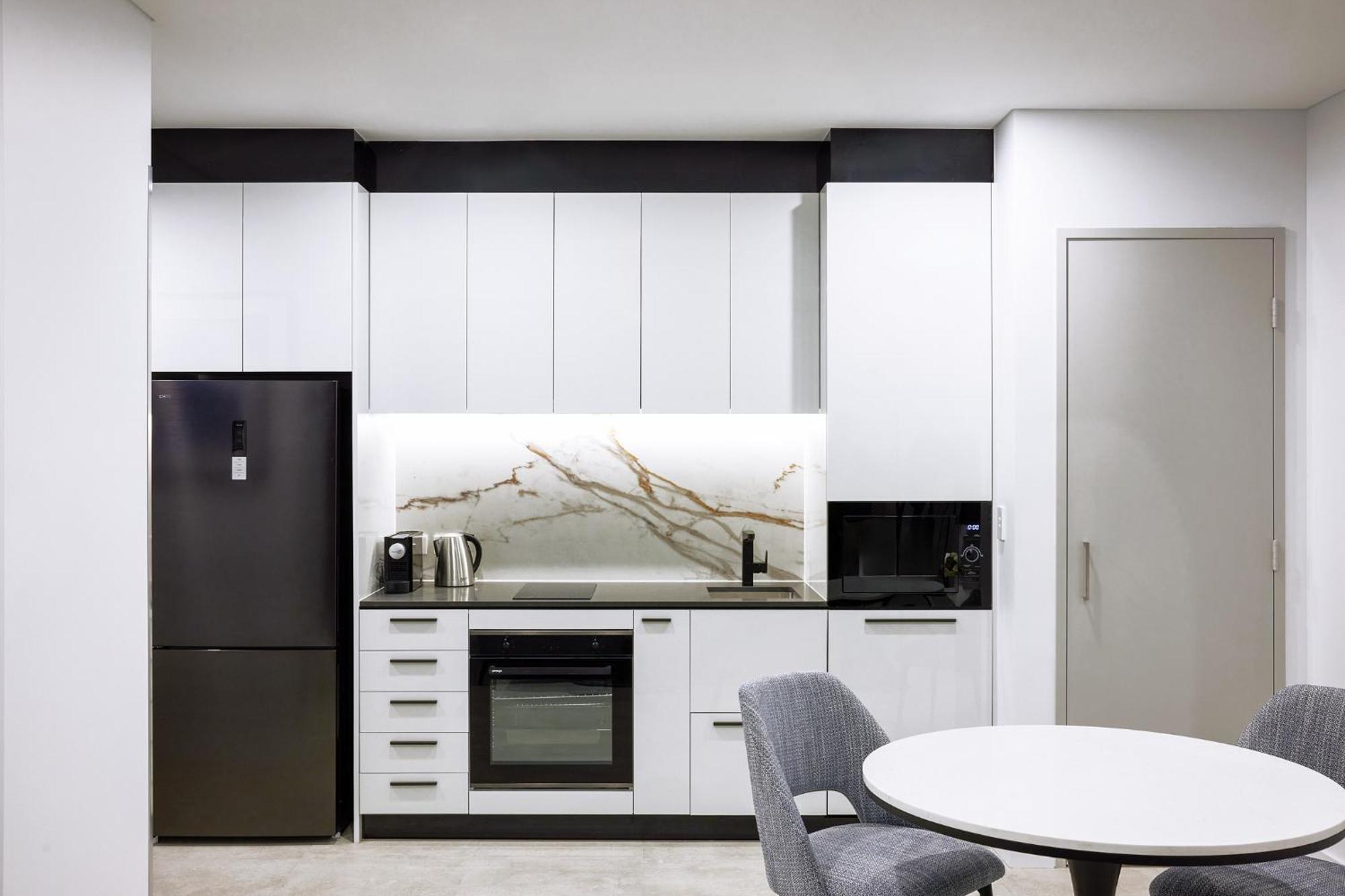 Meriton Suites ליברפול מראה חיצוני תמונה A modern kitchen